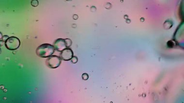 Soyut Renkli Organik Gıda Yağı Su yüzeyine Baloncuk Düşürdü