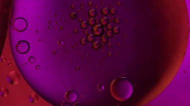 Soyut Renkli Organik Gıda Yağı Su yüzeyine Baloncuk Düşürdü