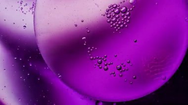 Soyut Renkli Organik Gıda Yağı Su yüzeyine Baloncuk Düşürdü