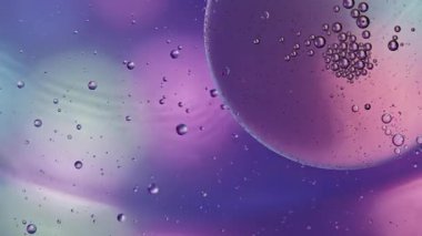 Soyut Renkli Organik Gıda Yağı Su yüzeyine Baloncuk Düşürdü