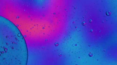Soyut Renkli Organik Gıda Yağı Su yüzeyine Baloncuk Düşürdü