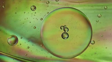 Soyut Renkli Organik Gıda Yağı Su yüzeyine Baloncuk Düşürdü