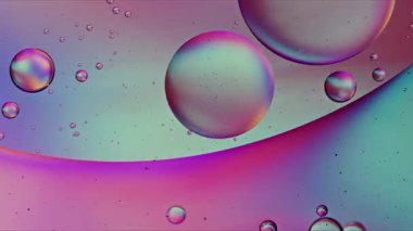 Soyut Renkli Organik Gıda Yağı Su yüzeyine Baloncuk Düşürdü