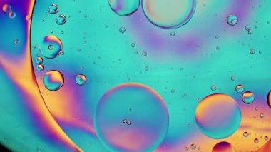 Soyut Renkli Organik Gıda Yağı Su yüzeyine Baloncuk Düşürdü