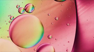 Soyut Renkli Organik Gıda Yağı Su yüzeyine Baloncuk Düşürdü