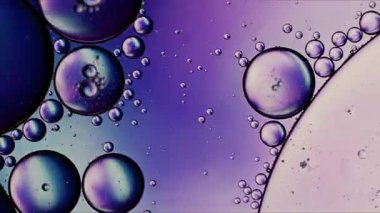 Soyut Renkli Organik Gıda Yağı Su yüzeyine Baloncuk Düşürdü