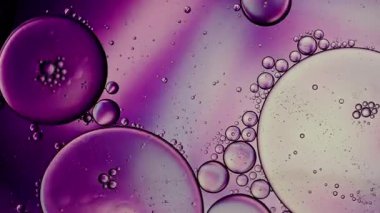 Soyut Renkli Organik Gıda Yağı Su yüzeyine Baloncuk Düşürdü