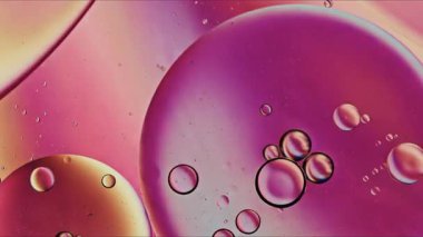 Soyut Renkli Organik Gıda Yağı Su yüzeyine Baloncuk Düşürdü