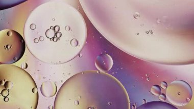 Soyut Renkli Organik Gıda Yağı Su yüzeyine Baloncuk Düşürdü