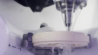 Bir Diş Laboratuvarında Protez Diş Kalıpları için Sondaj ve Kesim Yapan Bir Makine
