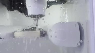 Bir Diş Laboratuvarında Protez Diş Kalıpları için Sondaj ve Kesim Yapan Bir Makine