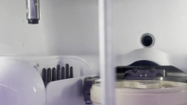 Bir Diş Laboratuvarında Protez Diş Kalıpları için Sondaj ve Kesim Yapan Bir Makine