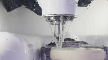 Bir Diş Laboratuvarında Protez Diş Kalıpları için Sondaj ve Kesim Yapan Bir Makine