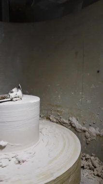 Seramik atölyesinde Alçıtaşı Alçıyla Küf Modelleri Yapıyor