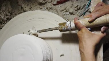 Seramik atölyesinde Alçıtaşı Alçıyla Küf Modelleri Yapıyor