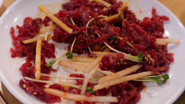 Sebzeli biftek, taze çiğ Kore sokak yemeği. Yüksek kalite fotoğraf