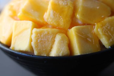 Kore bingsu tatlısını donmuş mango parçalarıyla kapat. Yüksek kalite fotoğraf