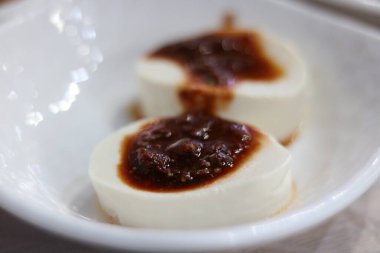 Klasik soya soslu Kore tofusu ve sade beyaz tabakta kırmızı biber. Yüksek kalite fotoğraf