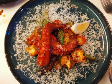 Güney Kore restoranında servis edilen kırmızı biber soslu deniz ürünleri tabağının en üst görüntüsü. Yüksek kalite fotoğraf