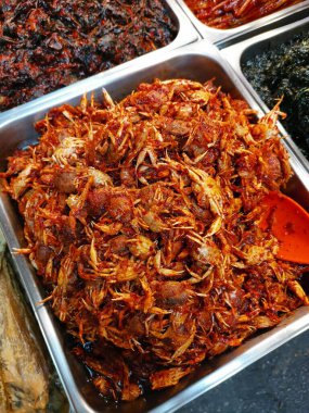 Biber soslu küçük yengeçler yerel balık pazarında satışta. Yüksek kalite fotoğraf