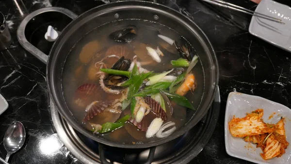 海鲜炖菜 包括贝类和虾 蔬菜放在金属锅或锅里 泡菜在配菜里高质量的照片 — 图库照片