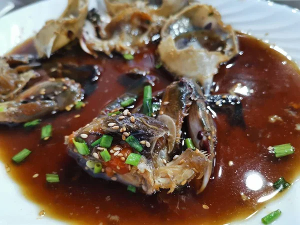 ガンジャン ゲジャン Ganjang Gejang ネギを添えた韓国料理の醤油漬けの生カニ 高品質の写真 — ストック写真