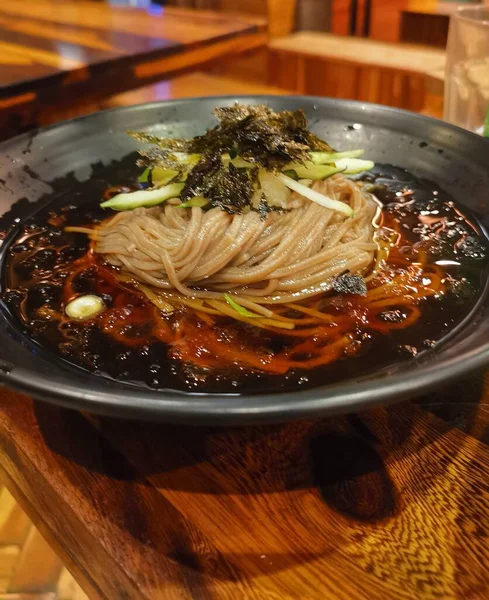 Mâncarea Culinară Sud Coreeană Tăiței Hrișcă Servită Legume Tigaie Întunecată — Fotografie, imagine de stoc