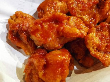 Beyaz kâğıt üzerinde yağda kızartılmış tavuk manzarası. Yüksek kalite fotoğraf