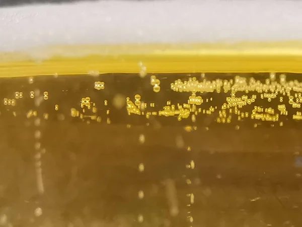 Flüssiger Hintergrund Mit Schichten Von Gelb Weiß Und Blasen Bier — Stockfoto