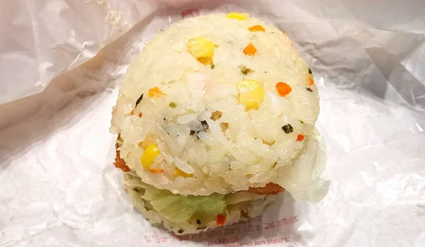 Südkoreanischer Reisburger Zum Mitnehmen Auf Weißem Papier Mit Bunten Gemüseflecken — Stockfoto