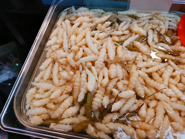 Biały Marynowany Robak Jak Warzywa Wyświetlane Południowokoreańskim Rynku Spożywczym Wysokiej — Zdjęcie stockowe