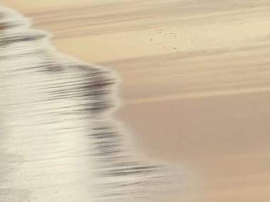 Kumu ve gelen gelgiti fotokopi uzayıyla gösteren sahilin stilize edilmiş görüntüsü. Yüksek kalite fotoğraf