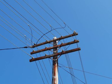 Telgraf direği, derin mavi gökyüzüne karşı fotokopi uzayı ile güç iletim hatları ile çalışıyor. Yüksek kalite fotoğraf
