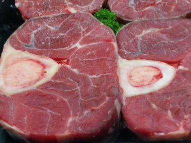 Çiğ osso bucco bifteği maydanozla süslenmiş kemik ve mermer kırmızı et. Yüksek kalite fotoğraf