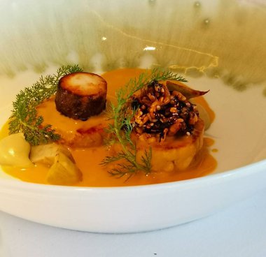 Bitkilerle süslenmiş soslu tavşanlı gurme yemeğini kapat. Yüksek kalite fotoğraf