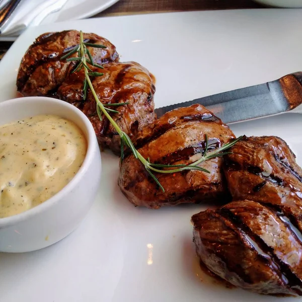 Straußenfleisch Steaks Mit Topf Mit Sauce Und Messer Auf Weißem Stockbild