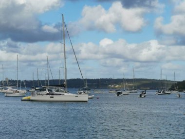 28 Kasım 2022 - Sydney, NSW, Avustralya: Limandaki teknelerin mavi bulutlu gökyüzünün altındaki görüntüsü. Yüksek kalite fotoğraf