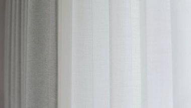 Pencerenin önündeki boşluklu perdede gri perdeler var. Kopyalama alanı olan yüksek kaliteli fotoğraf.