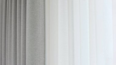 Pencerenin önündeki boşluklu perdede gri perdeler var. Kopyalama alanı olan yüksek kaliteli fotoğraf.