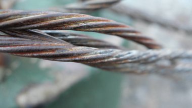 Birkaç bükülmüş endüstriyel metali yeşil bulanık arka plana yakın tut. Yüksek kalite fotoğraf