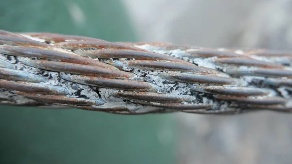 Nahaufnahme Rostenden Verdrehten Metalls Vor Sanftem Grün Verschwommenem Hintergrund Hochwertiges — Stockfoto
