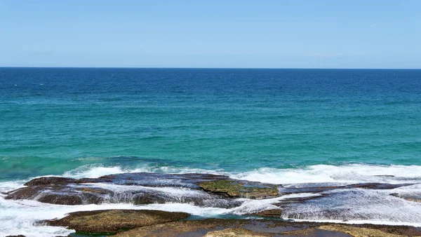 Хвилі Падають Скелі Передньому Плані Морем Горизонтом Фоні Високоякісна Фотографія — стокове фото