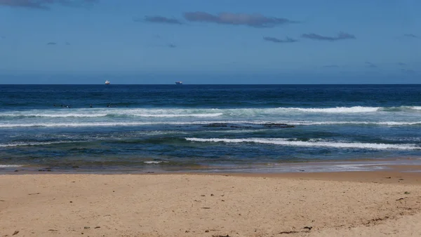 Bella Scena Sulla Spiaggia Con Sabbia Primo Piano Onde Ondulate — Foto Stock