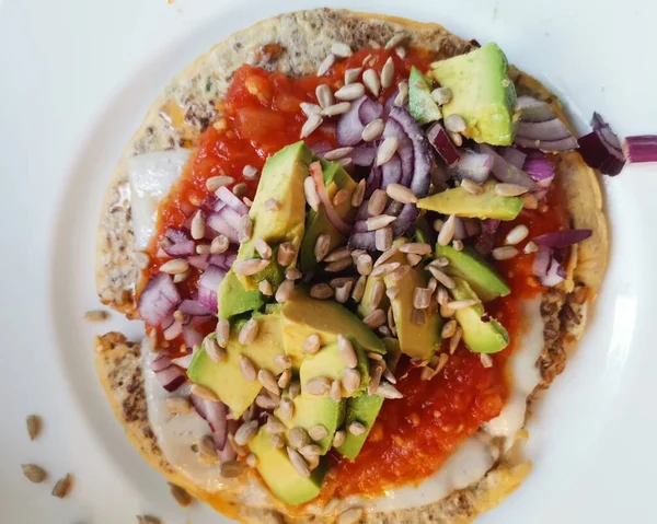 Panqueca Saborosa Toda Comida Coberta Com Salsa Cebola Vermelha Abacate — Fotografia de Stock