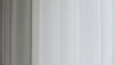 Pencerenin önündeki boşluklu perdede gri perdeler var. Kopyalama alanı olan yüksek kaliteli fotoğraf.