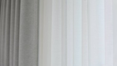 Pencerenin önündeki boşluklu perdede gri perdeler var. Kopyalama alanı olan yüksek kaliteli fotoğraf.