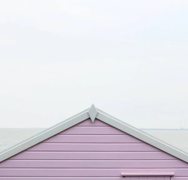 Old English Beach Hut Pink White Sky Copy Space High — Stock Photo, Image