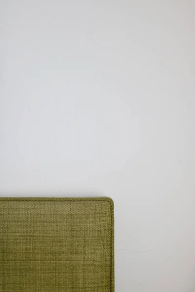 Вертикальне Зображення Якого Меблевого Фону Зеленої Текстурованої Тканини Звичайному Білому — стокове фото