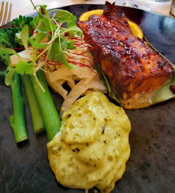 Fırında pişmiş morina balığı, Hollandez sosu ve brokoli. Yüksek kalite fotoğraf