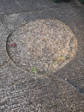 Yukardan alınmış çakıllı, dairesel ateş çukuru manzarası. Kopyalama alanı olan yüksek kaliteli fotoğraf.